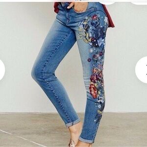 WILLIAM RAST FLORAL THEMED JEANS IN JUNIORS SIZE 31. Darling Jeans!